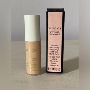GUCCI Matte Finish Foundation Fair Medium 220W 5ml